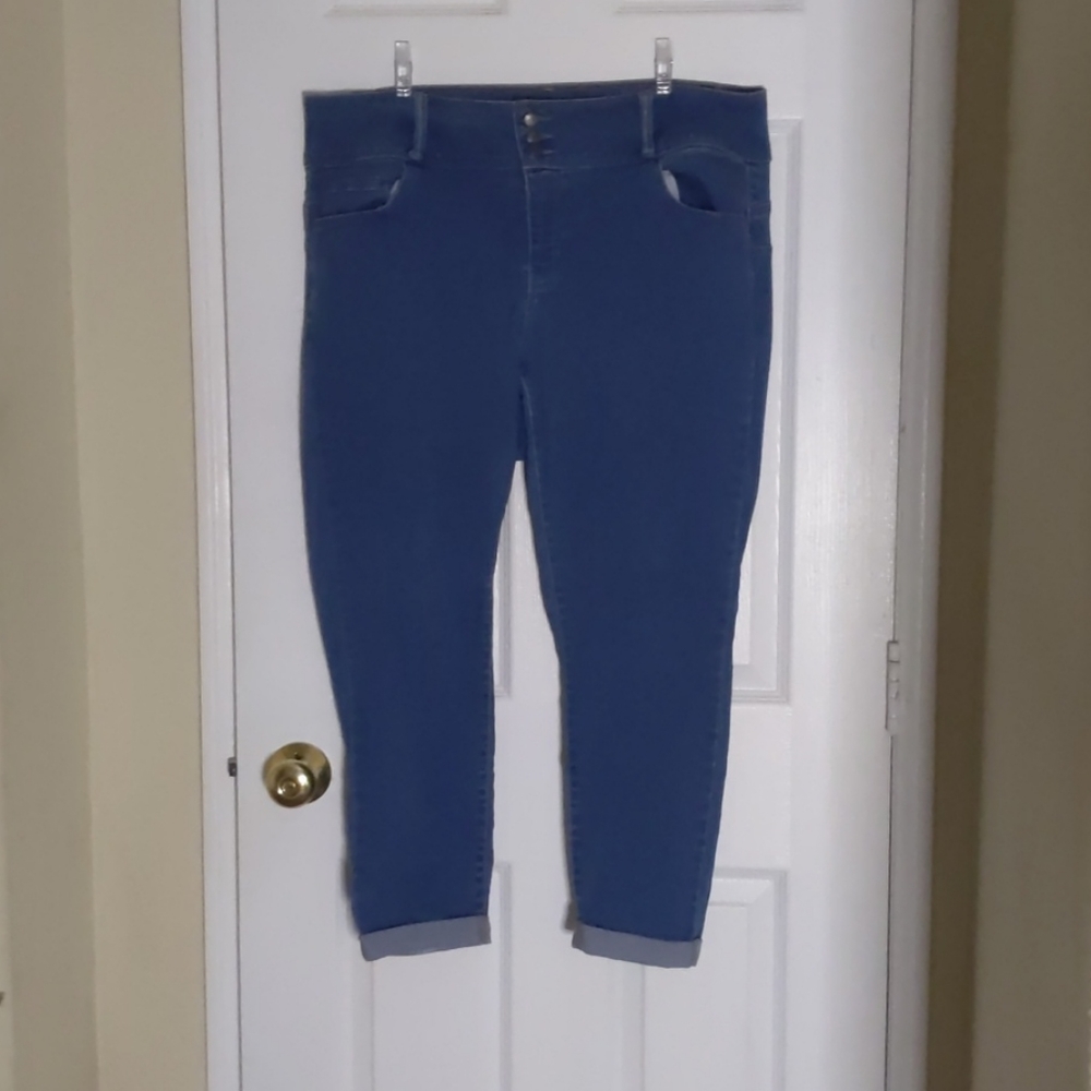 Blue jeans w/ cuffed ankles